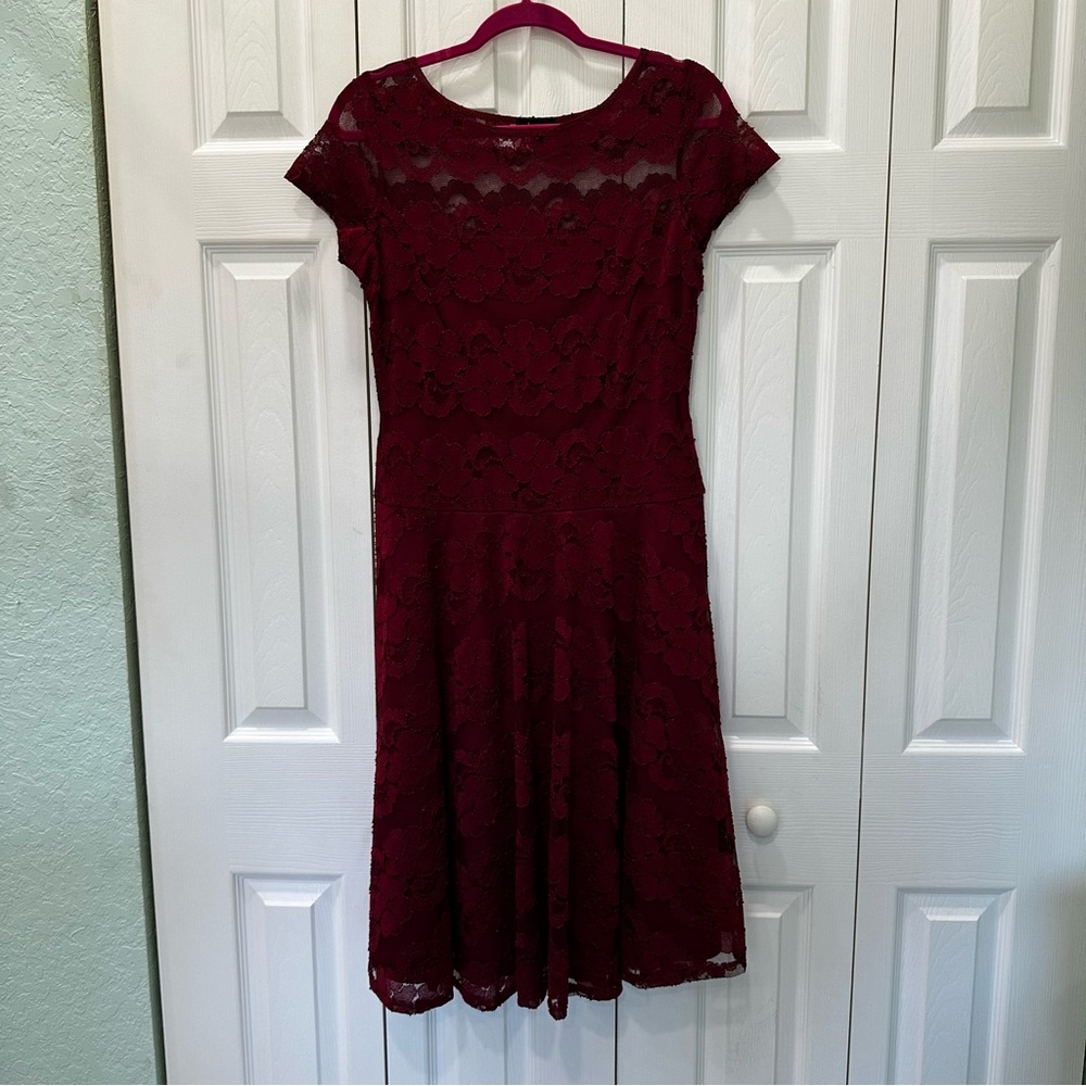 Chic Burgundy Lace Midi Dress